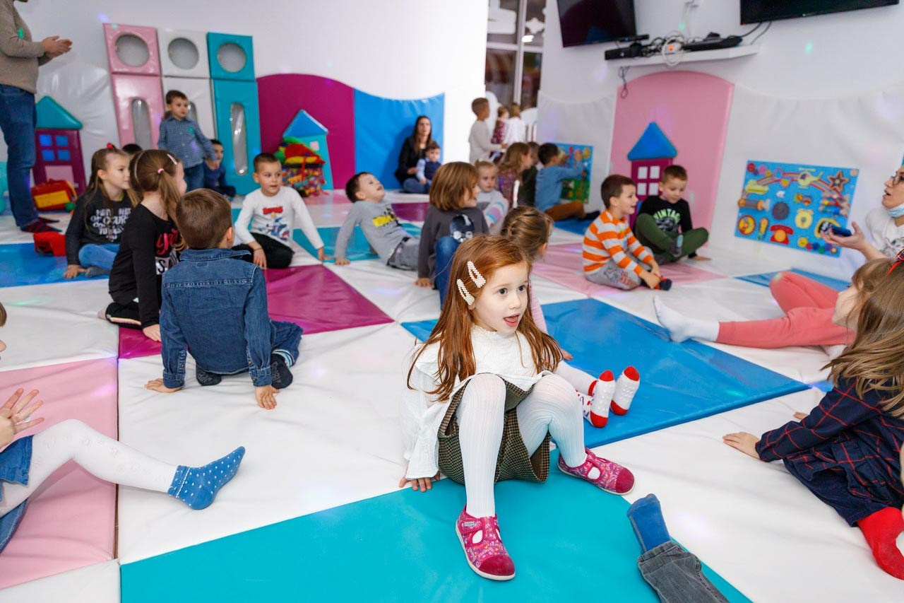 Proslava sa kreativnim igrama i animacijom za decu.