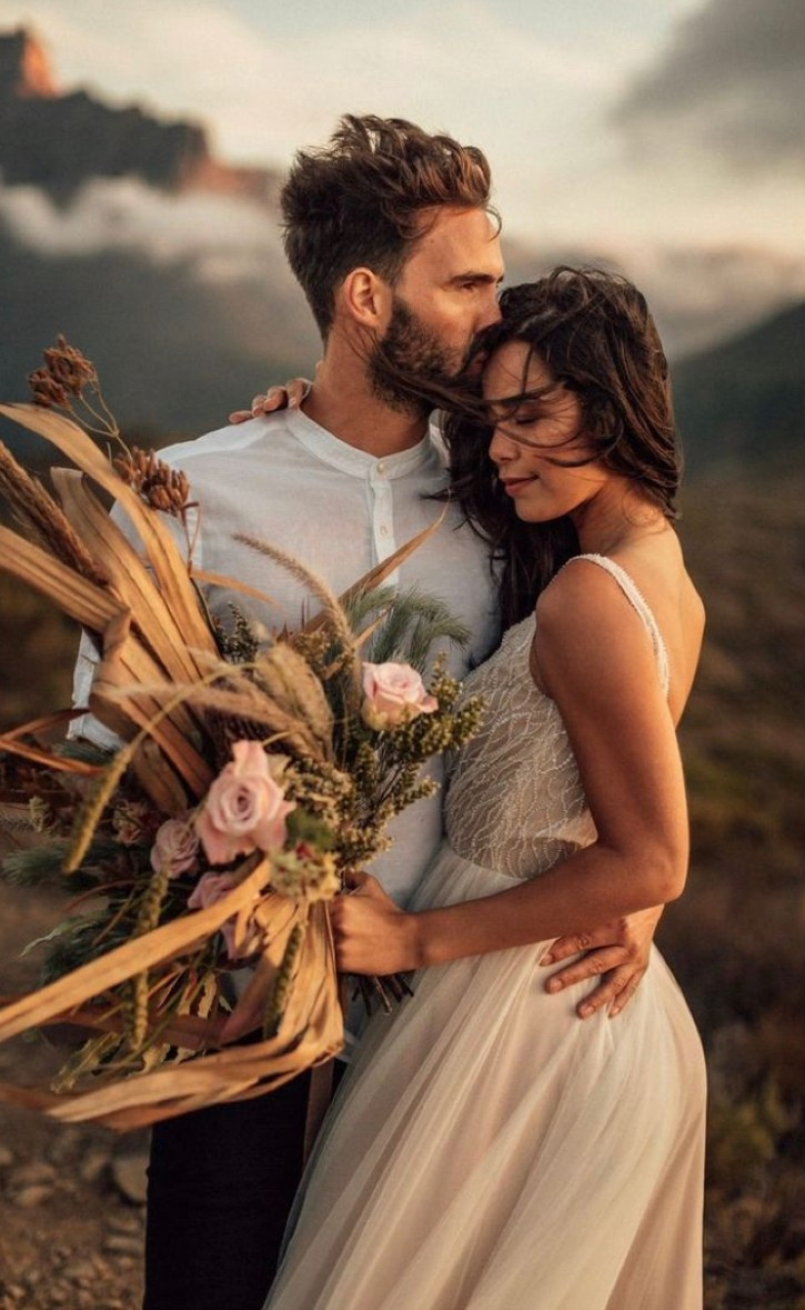 Posa di base per un servizio fotografico di coppia