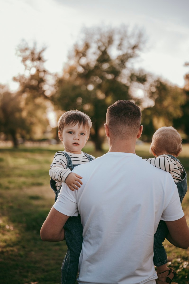 Aleksandra, Filip, Lion i Luka / PORODICNOFOTOGRAFISANJE napolju. Deciji i porodicni fotograf u Beogradu Oksana Skendzic