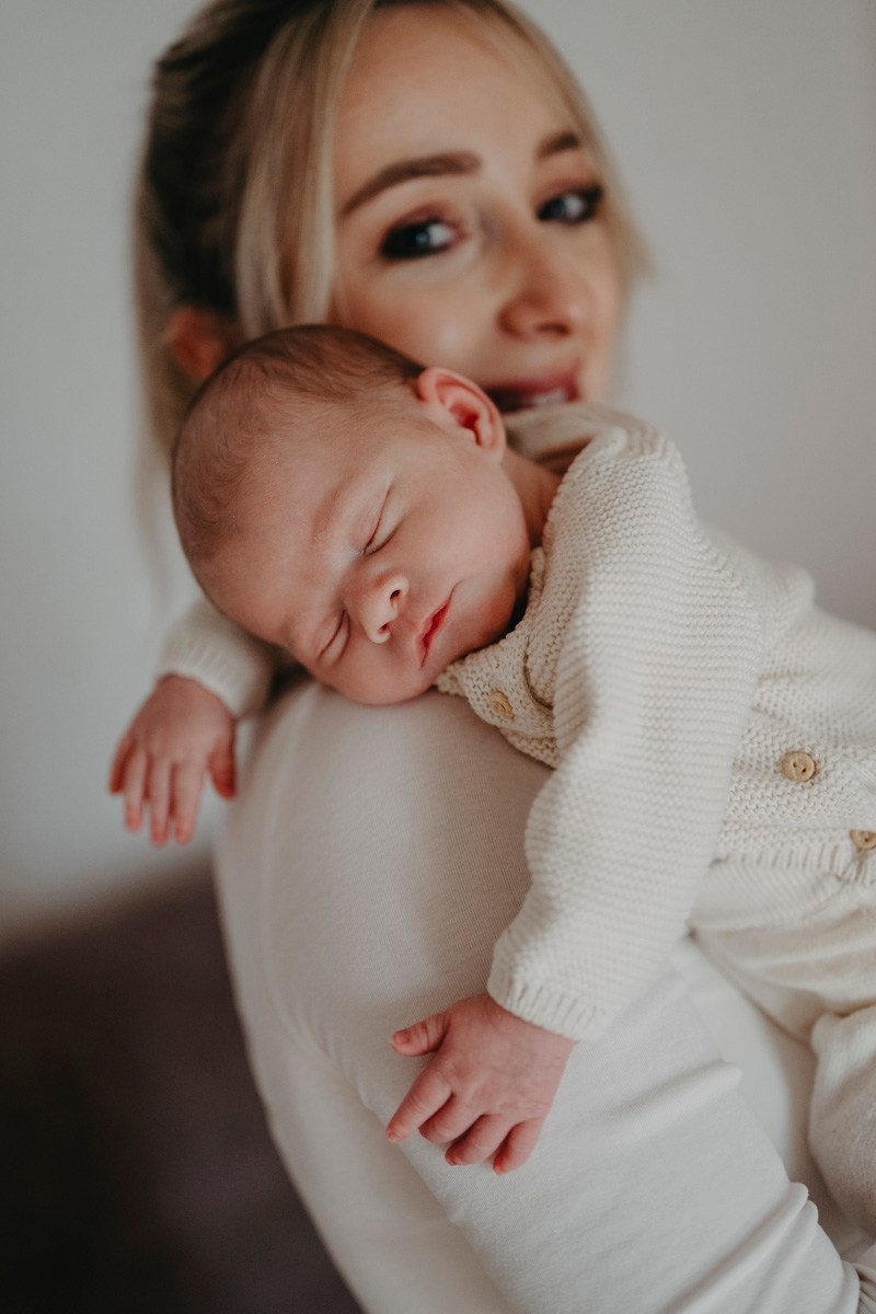 Maja Wilijam Lana i Hana — porodicno fotografisanje bebe kod kuce. Deciji i porodicni fotograf u Beogradu Oksana Skendzic