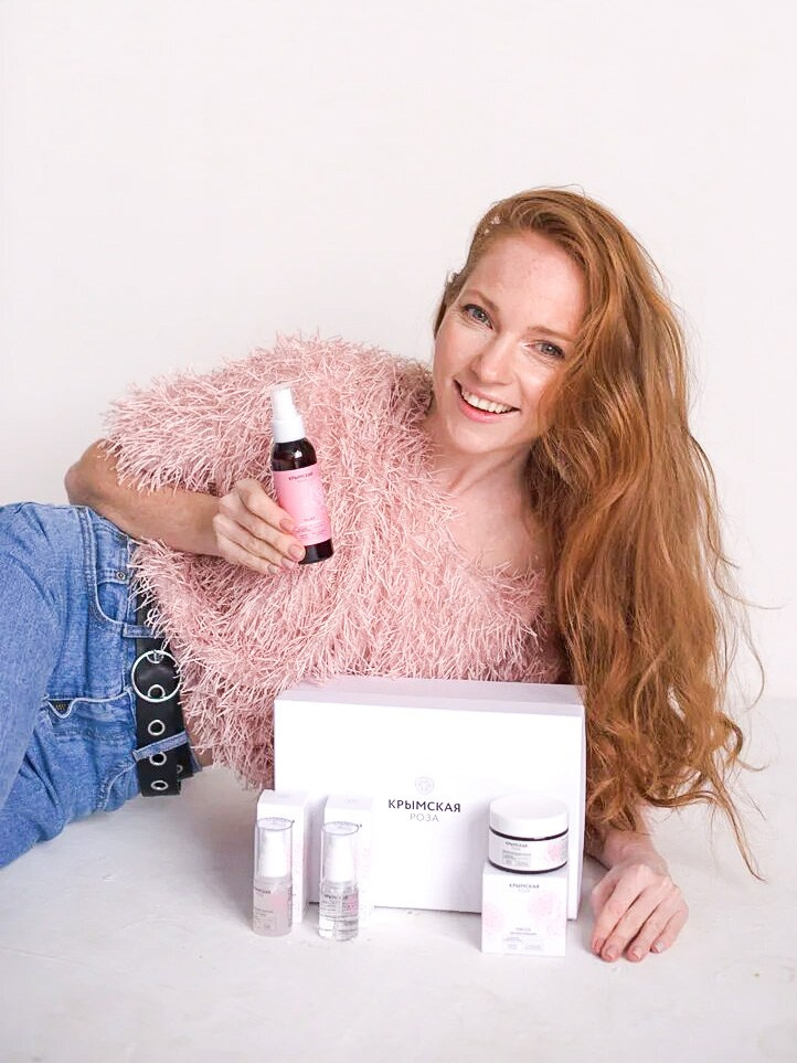 Model with long hair, exuding a sense of timeless beauty and grace. Her makeup is classic, enhancing her features and complementing her hairstyle. The photograph focuses on the length and texture of her hair, emphasizing its natural beauty and the elegance of a well-maintained hairstyle.