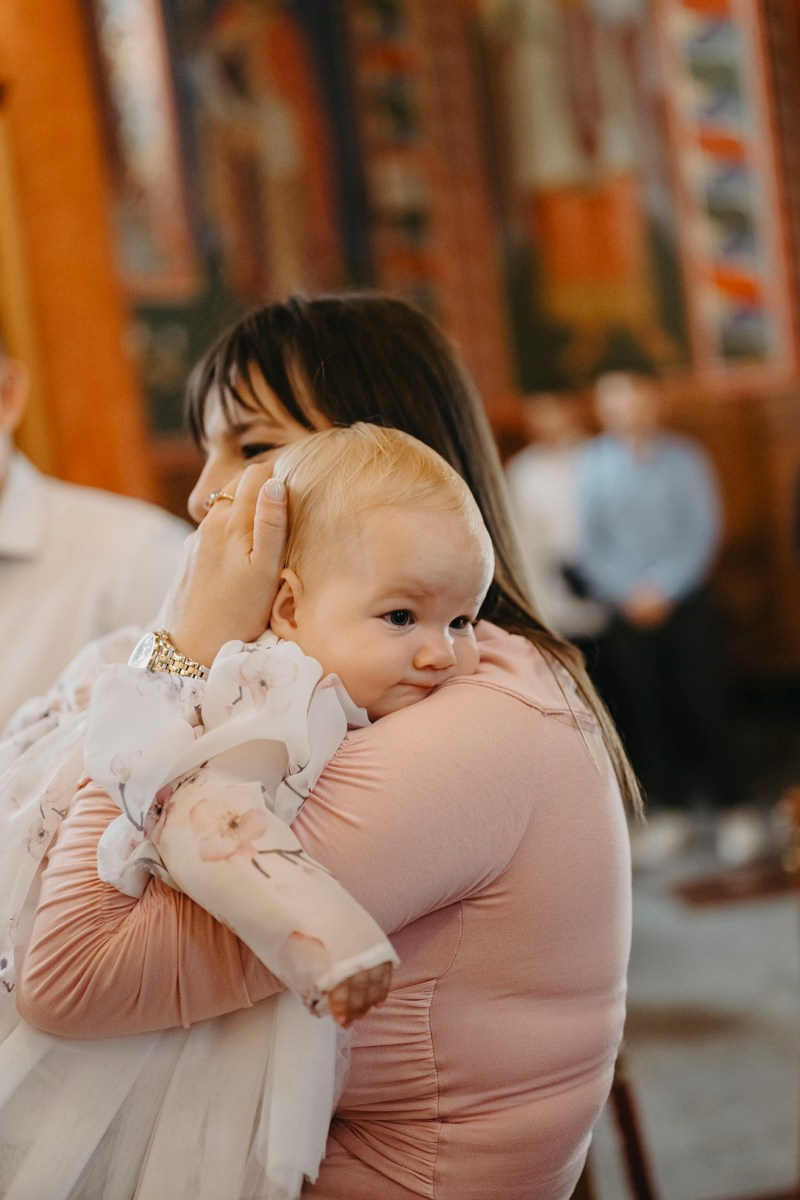 Verino krstenje / Crkva Rodjenja Presvete Bogorodice, Batajnica. Deciji i porodicni fotograf u Beogradu Oksana Skendzic