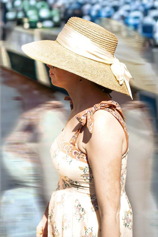 Fotografo eventi Napoli Anniversario una ragazza che cammina con un cappello alla moda