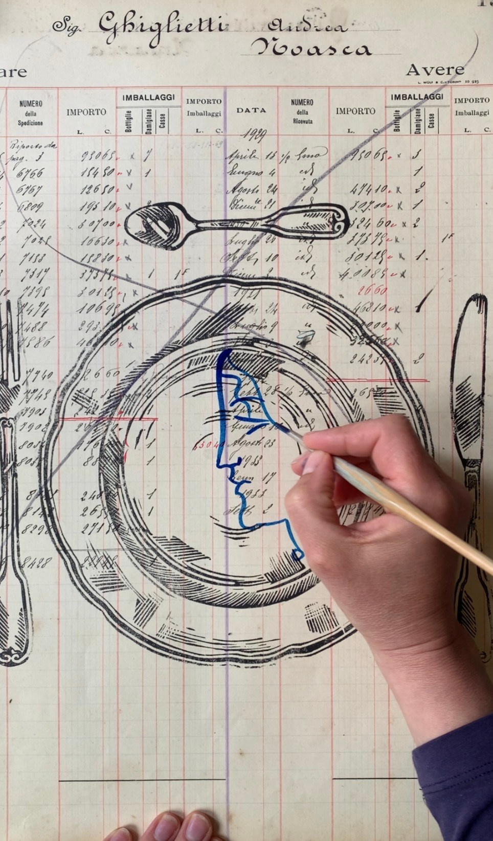 Lavoro appartenente alla serie Panem Quotidianum, basata su registri contabili storici (1918–1930). L’artista interviene su ogni pagina attraverso linoleografie manuali di piatti e posate, inserendo nel centro un profilo dipinto in blu. Il numero di pagina determina il titolo, mantenendo la struttura archivistica originaria. Il riferimento ai piatti nuziali rinascimentali (Deruta) introduce una dimensione celebrativa e rituale, attivando un dialogo tra memoria economica, identità e iconografia conviviale.