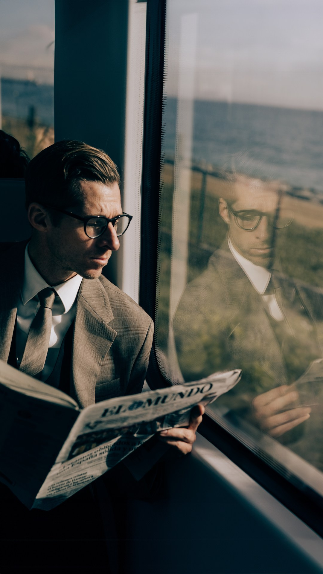 Атмосферная персональная фотосессия мужчины. Минимализм и выразительный свет.