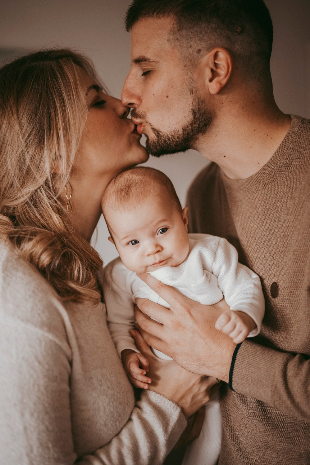 Porodicno fotografisanje sa bebom kod kuce / Ivana Miroslav i Nadica. Deciji i porodicni fotograf u Beogradu Oksana Skendzic