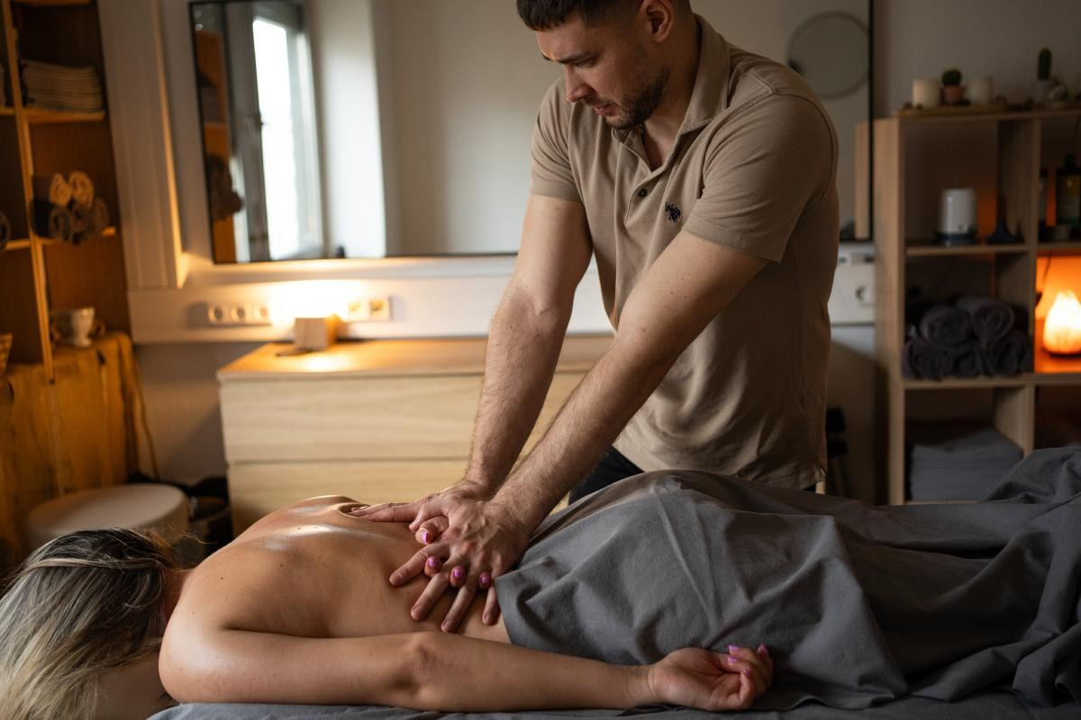 Rückenmassage Köln – Verspannungen lösen & Entspannung. Wellnessmassage & Massage Köln – Entspannung, Rückenmassage & Aromaölmassage