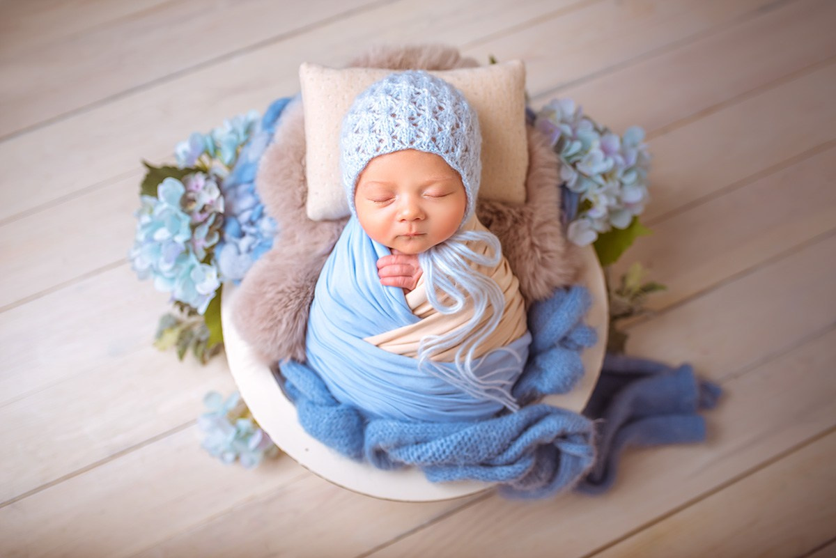 Newborn photoshoot. Newborn photographer and Photography Educator in Prague Yana Stelmakh