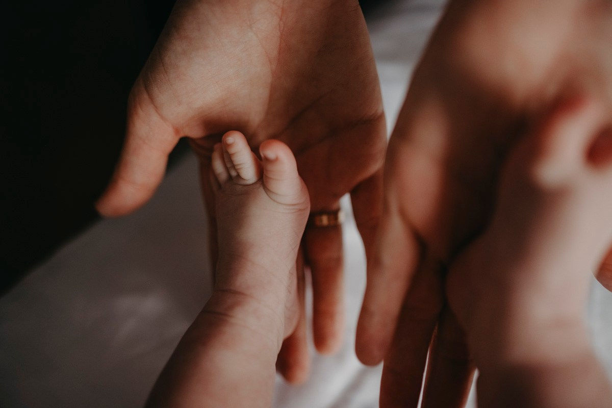 Bojana, Marko i Eva — fotografisanje bebe kod kuce. Deciji i porodicni fotograf u Beogradu Oksana Skendzic