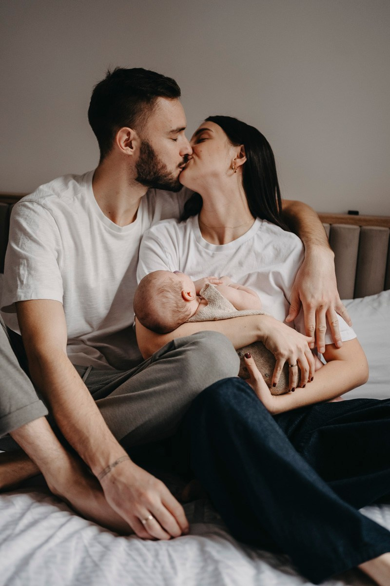Bojana, Marko i Eva — fotografisanje bebe kod kuce. Deciji i porodicni fotograf u Beogradu Oksana Skendzic