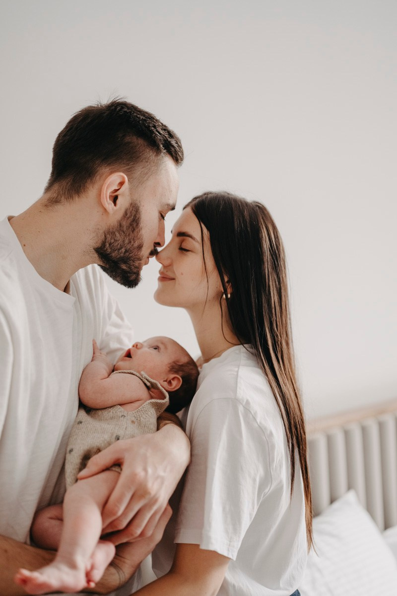 Bojana, Marko i Eva — fotografisanje bebe kod kuce. Deciji i porodicni fotograf u Beogradu Oksana Skendzic