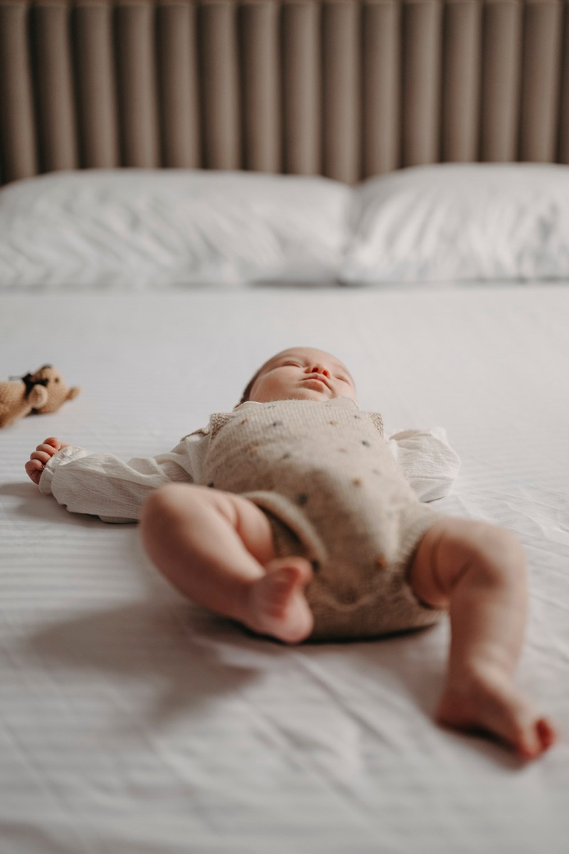 Bojana, Marko i Eva — fotografisanje bebe kod kuce. Deciji i porodicni fotograf u Beogradu Oksana Skendzic