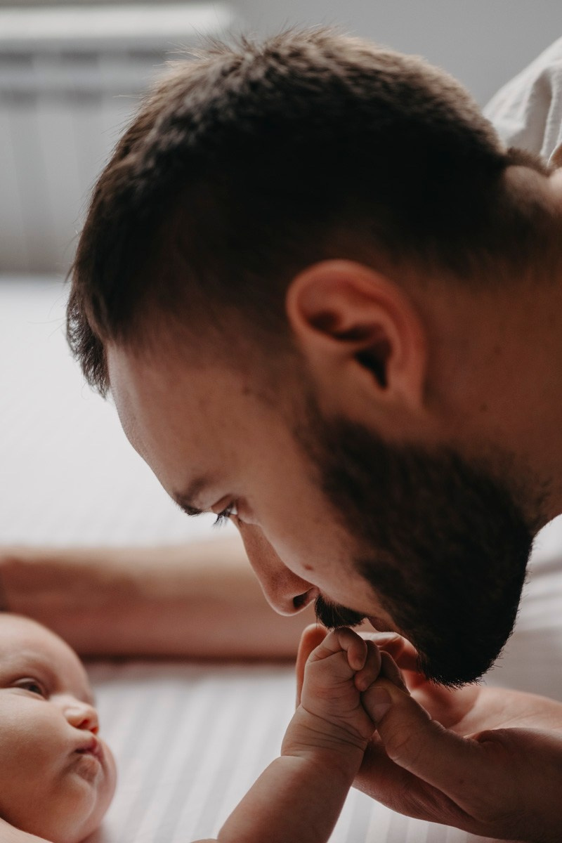 Bojana, Marko i Eva — fotografisanje bebe kod kuce. Deciji i porodicni fotograf u Beogradu Oksana Skendzic