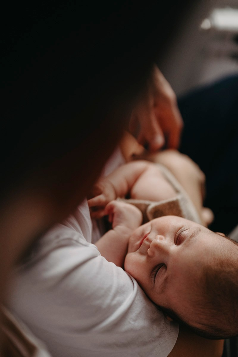 Bojana, Marko i Eva — fotografisanje bebe kod kuce. Deciji i porodicni fotograf u Beogradu Oksana Skendzic