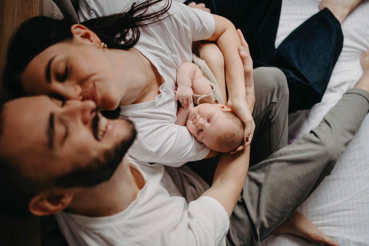Bojana, Marko i Eva — fotografisanje bebe kod kuce. Deciji i porodicni fotograf u Beogradu Oksana Skendzic