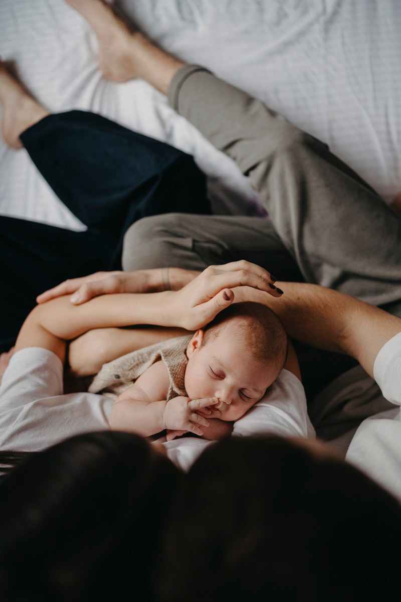 Bojana, Marko i Eva — fotografisanje bebe kod kuce. Deciji i porodicni fotograf u Beogradu Oksana Skendzic