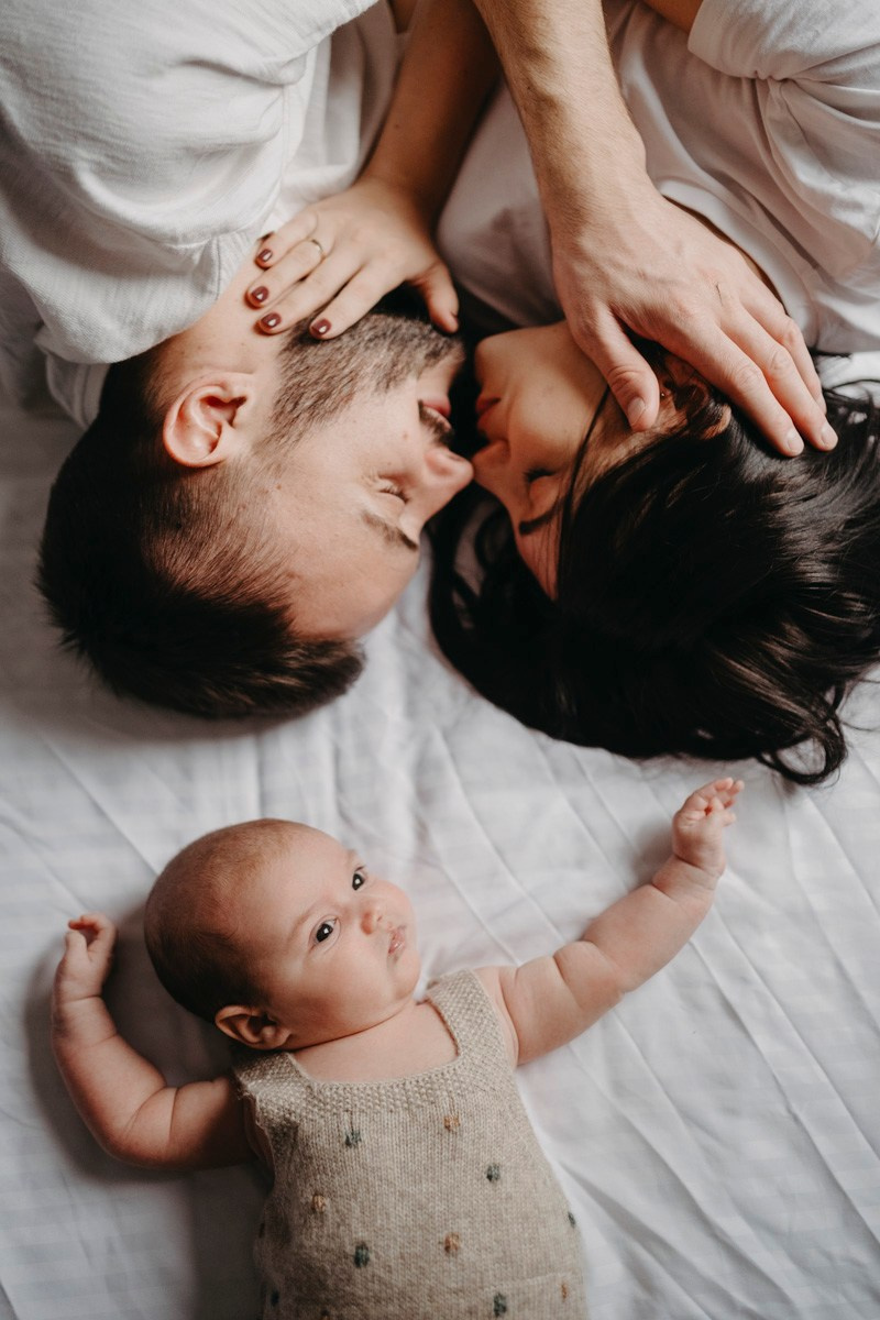 Bojana, Marko i Eva — fotografisanje bebe kod kuce. Deciji i porodicni fotograf u Beogradu Oksana Skendzic