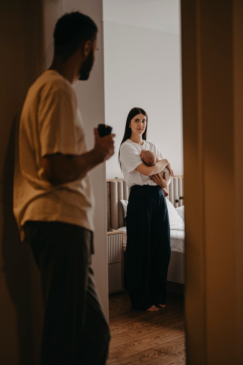 Bojana, Marko i Eva — fotografisanje bebe kod kuce. Deciji i porodicni fotograf u Beogradu Oksana Skendzic