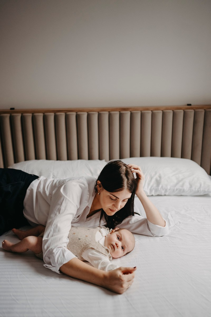 Bojana, Marko i Eva — fotografisanje bebe kod kuce. Deciji i porodicni fotograf u Beogradu Oksana Skendzic