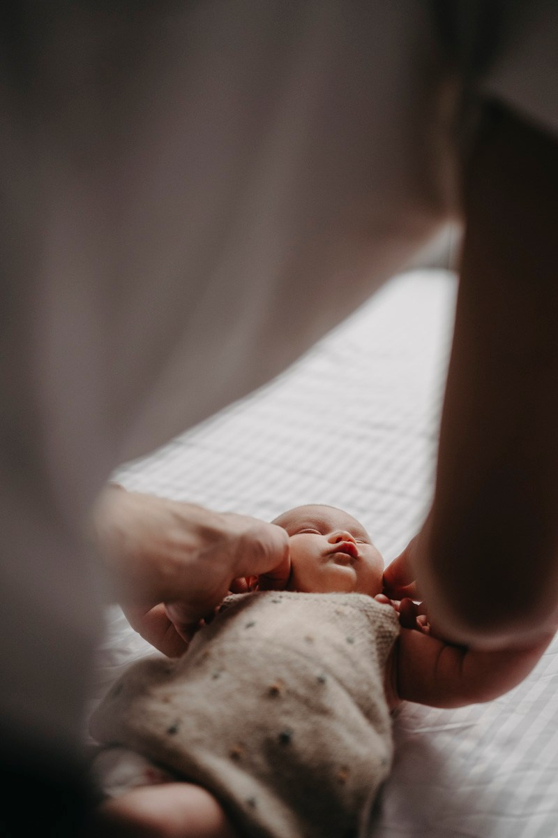 Bojana, Marko i Eva — fotografisanje bebe kod kuce. Deciji i porodicni fotograf u Beogradu Oksana Skendzic