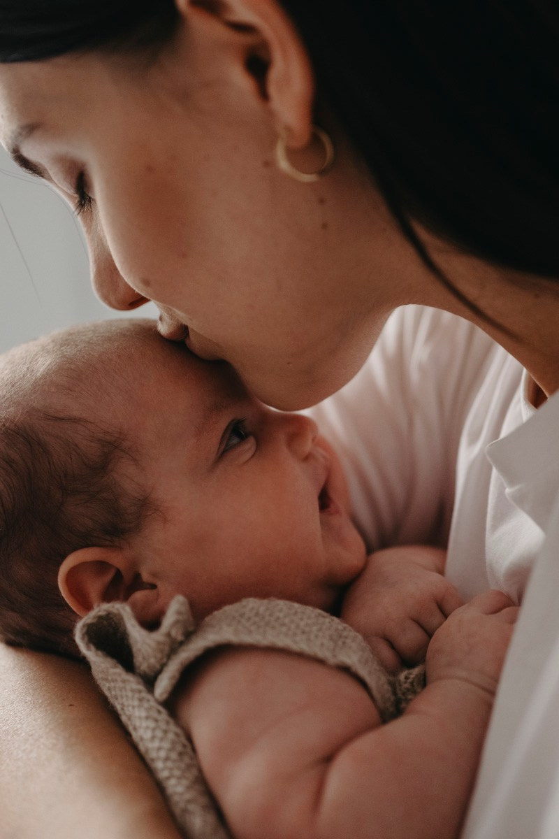 Bojana, Marko i Eva — fotografisanje bebe kod kuce. Deciji i porodicni fotograf u Beogradu Oksana Skendzic