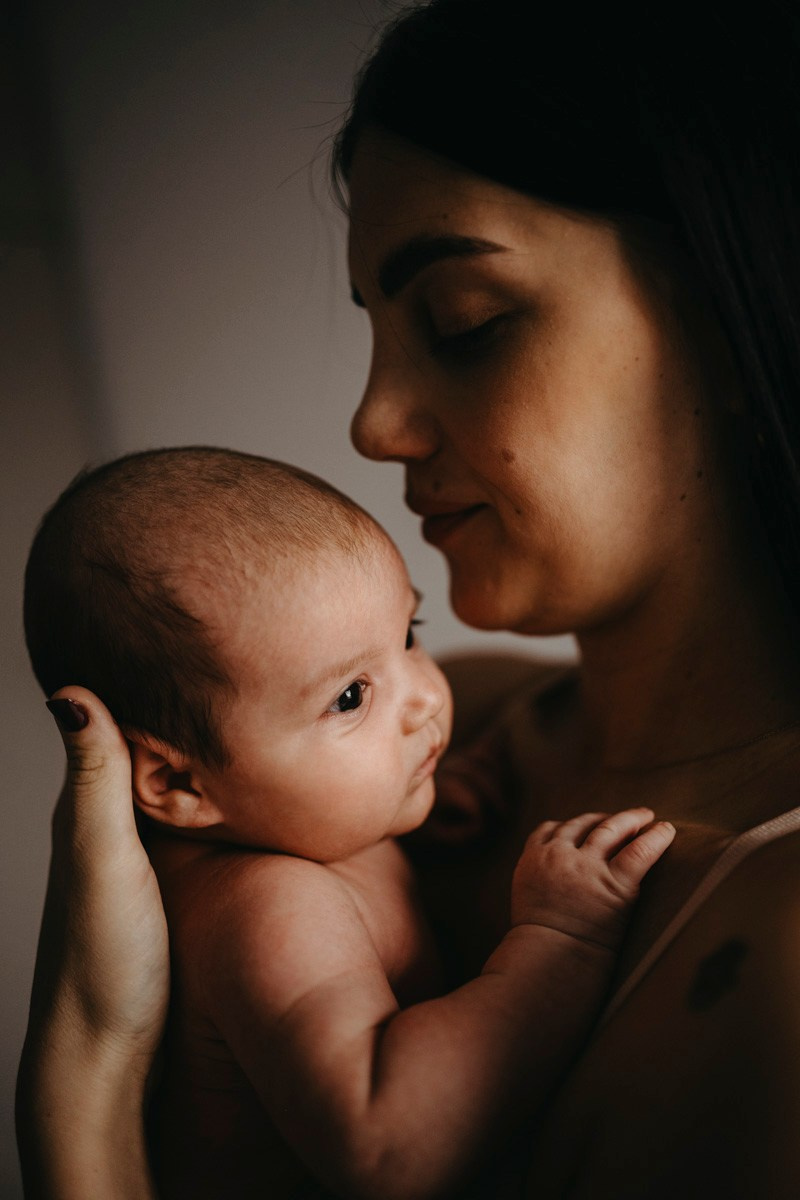 Bojana, Marko i Eva — fotografisanje bebe kod kuce. Deciji i porodicni fotograf u Beogradu Oksana Skendzic