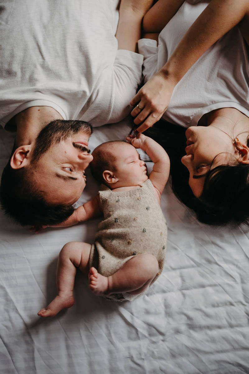 Bojana, Marko i Eva — fotografisanje bebe kod kuce. Deciji i porodicni fotograf u Beogradu Oksana Skendzic