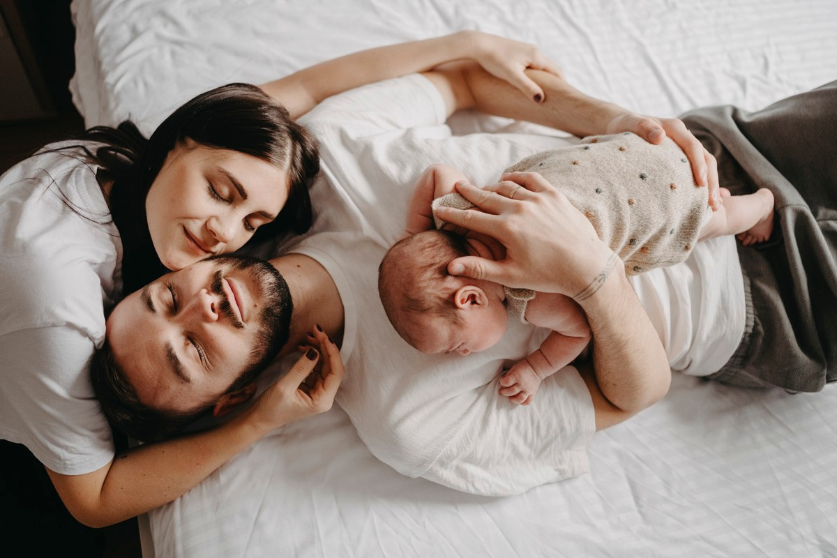 Bojana, Marko i Eva — fotografisanje bebe kod kuce. Deciji i porodicni fotograf u Beogradu Oksana Skendzic