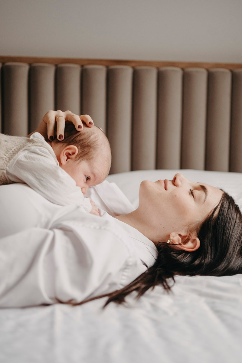 Bojana, Marko i Eva — fotografisanje bebe kod kuce. Deciji i porodicni fotograf u Beogradu Oksana Skendzic