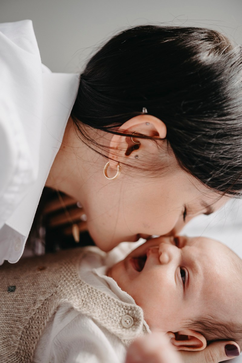 Bojana, Marko i Eva — fotografisanje bebe kod kuce. Deciji i porodicni fotograf u Beogradu Oksana Skendzic