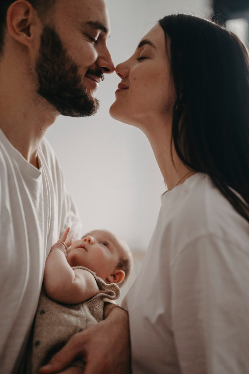 Bojana, Marko i Eva — fotografisanje bebe kod kuce. Deciji i porodicni fotograf u Beogradu Oksana Skendzic