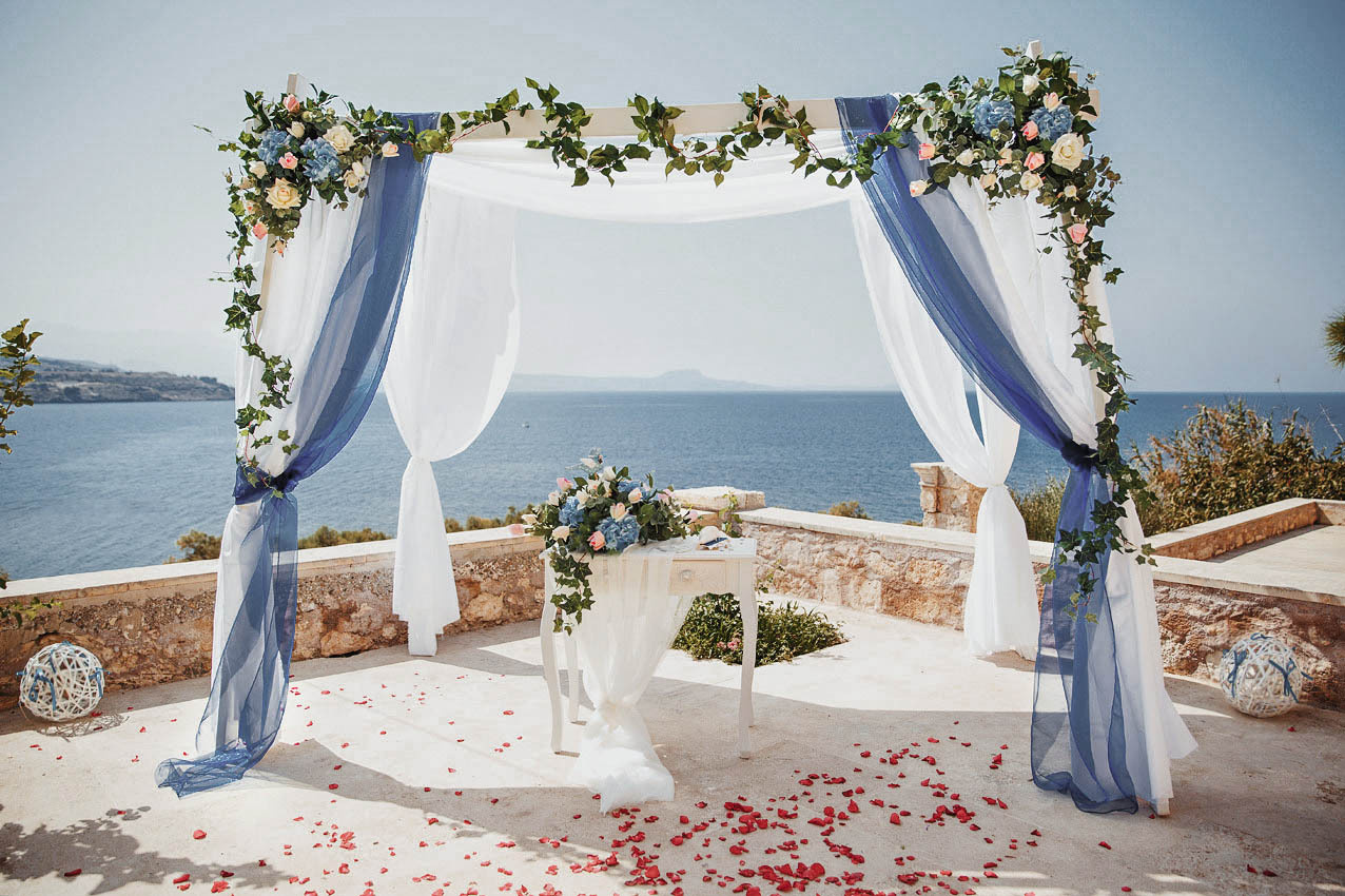 Свадебная площадка для церемонии на Крите. Свадьба, банкет в Греции.