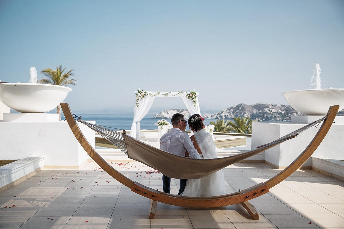 Свадебная площадка для церемонии на Крите. Свадьба, банкет в Греции.