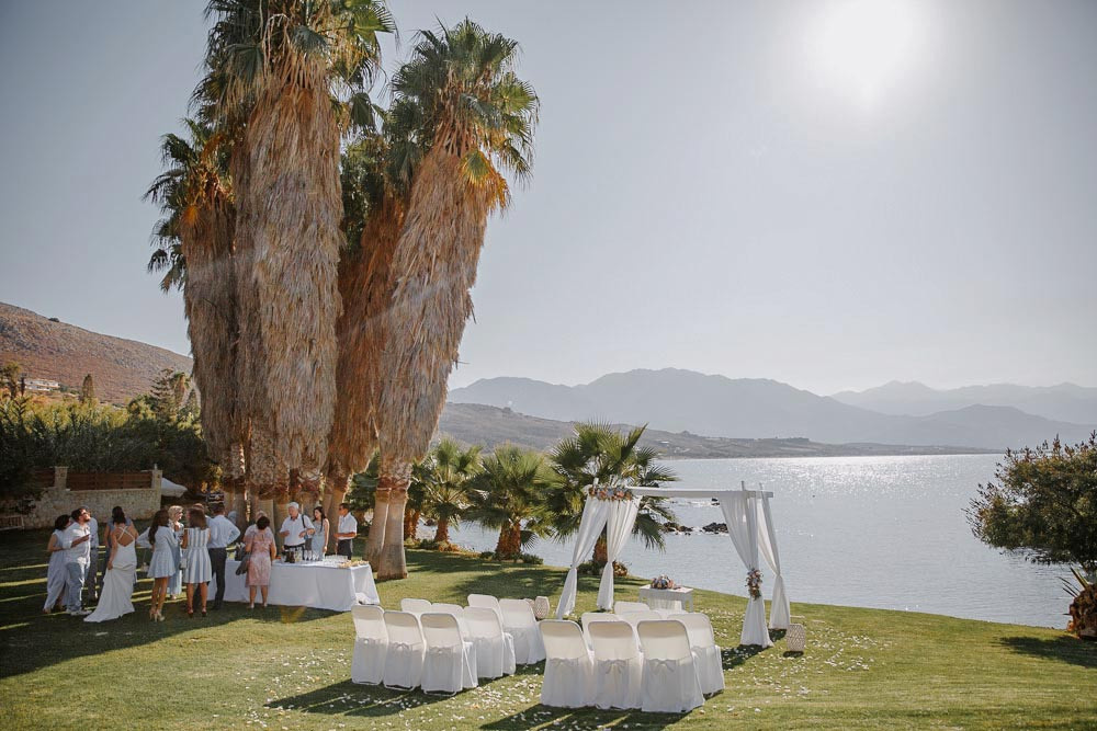 Свадебная площадка для церемонии на Крите. Свадьба, банкет в Греции.