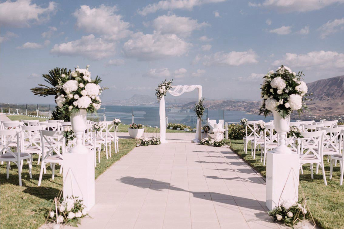 Свадебная площадка для церемонии на Крите. Свадьба, банкет в Греции.