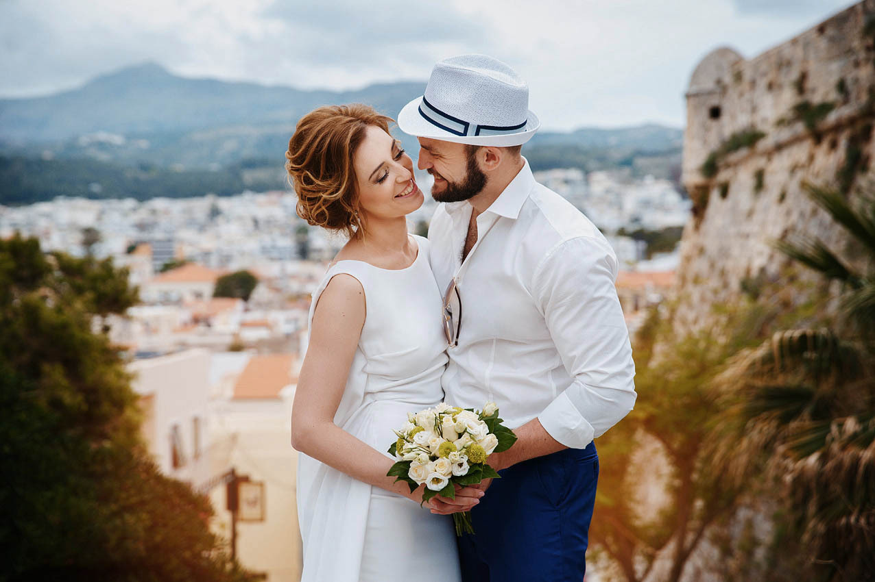Молодожены на фоне крепости в городе Ретимно. Фотограф в Греции Екатерина Романова, свадьба на Крите. 