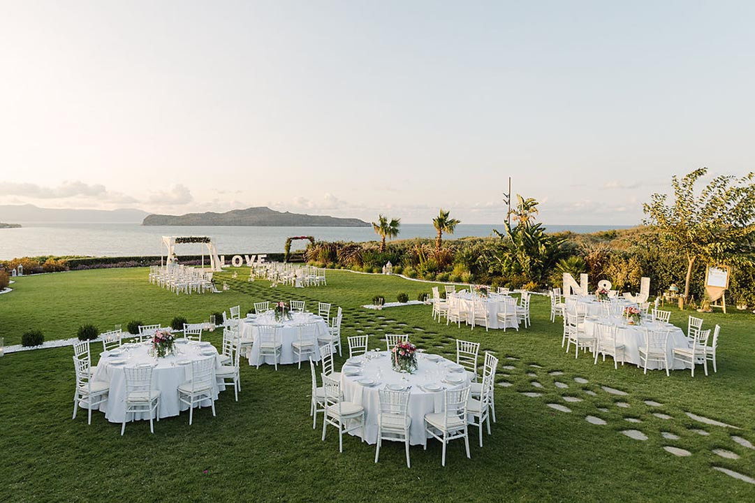 Свадебная площадка для церемонии на Крите. Свадьба, банкет в Греции.