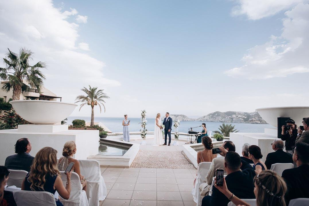 Свадебная площадка для церемонии на Крите. Свадьба, банкет в Греции.