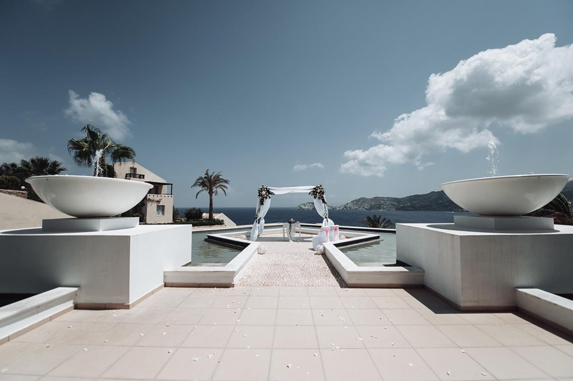 Свадебная площадка для церемонии на Крите. Свадьба, банкет в Греции.