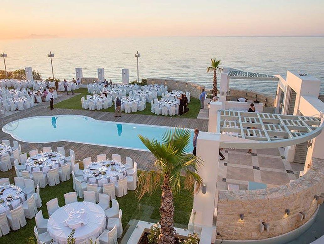 Свадебная площадка для церемонии на Крите. Свадьба, банкет в Греции.
