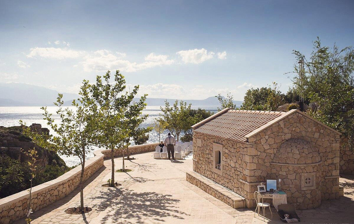 Свадебная площадка для церемонии на Крите. Свадьба, банкет в Греции.