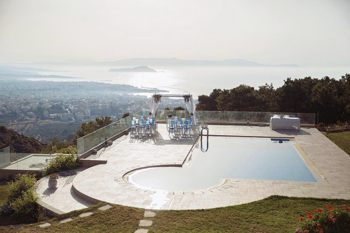 Свадебная площадка для церемонии на Крите. Свадьба, банкет в Греции.