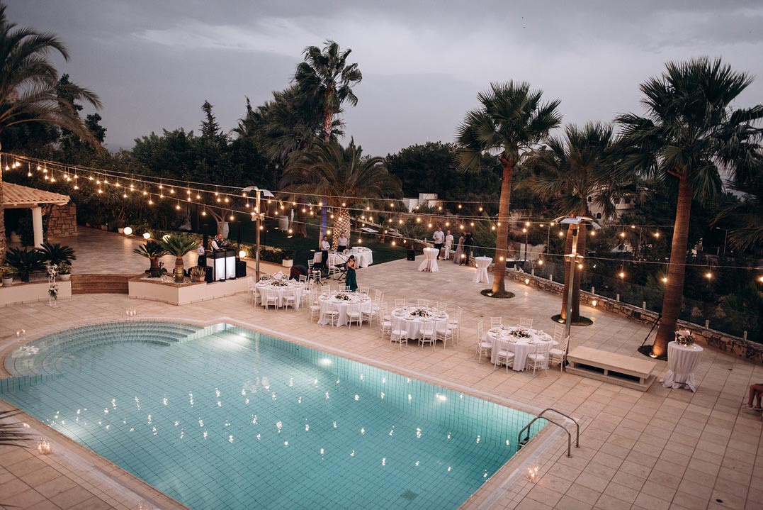 Свадебная площадка для церемонии на Крите. Свадьба, банкет в Греции.