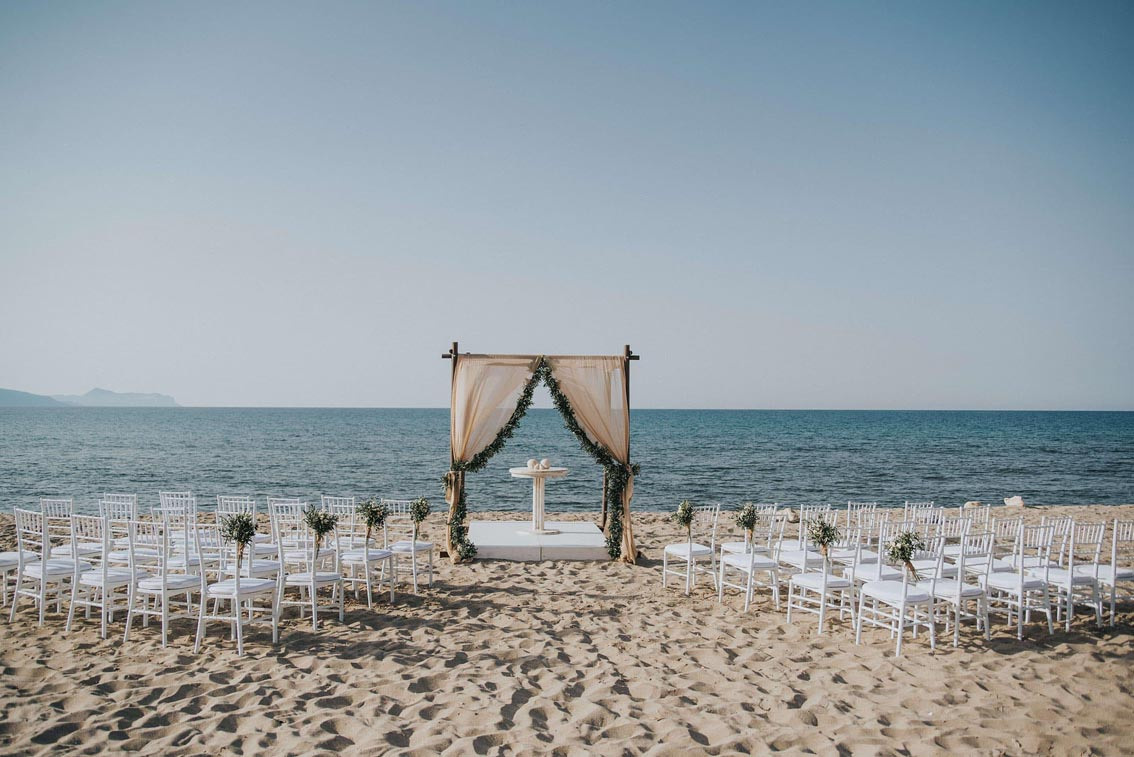 Свадебная площадка для церемонии на Крите. Свадьба, банкет в Греции.