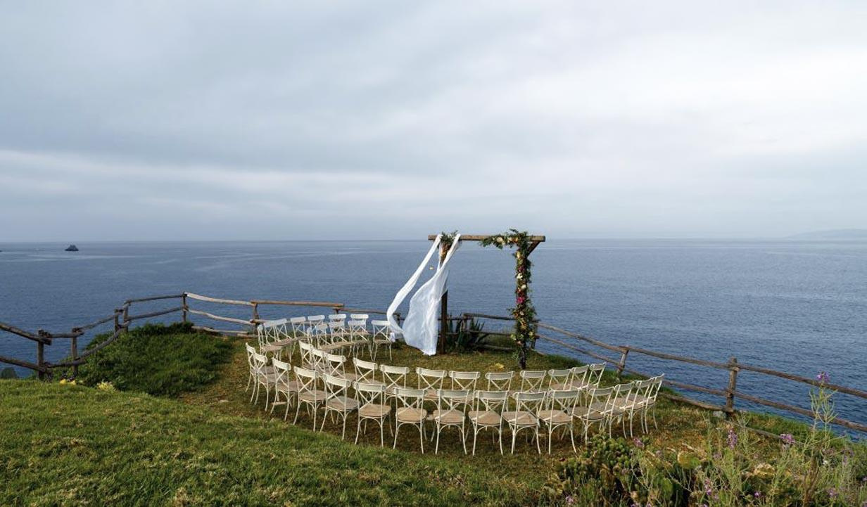 Свадебная площадка для церемонии на Крите. Свадьба, банкет в Греции.