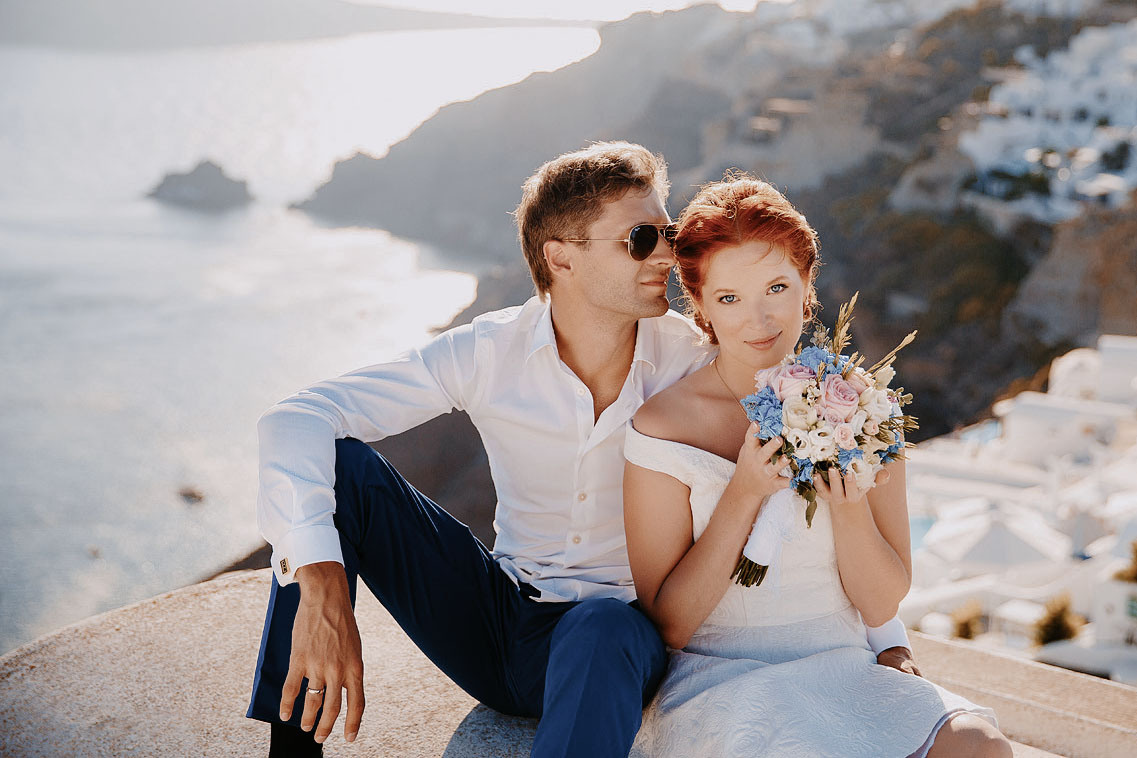 Молодожены на крыше, на фоне моря. Фотограф в Греции Екатерина Романова, свадьба на Санторини. 