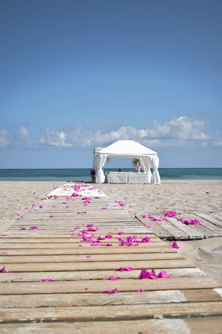 Свадебная площадка для церемонии на Крите. Свадьба, банкет в Греции.