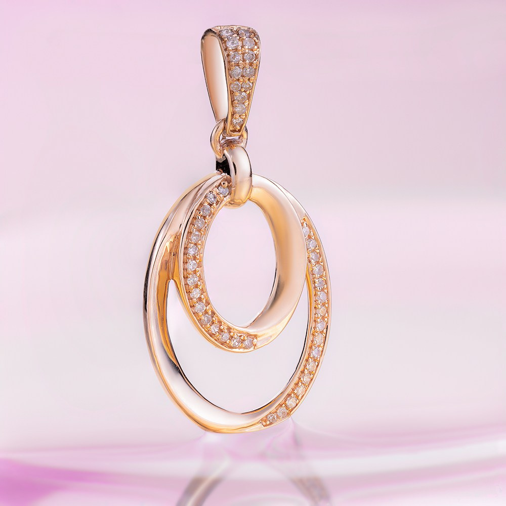 Zlatni privezak u vodi sa apstraktnom pozadinom.