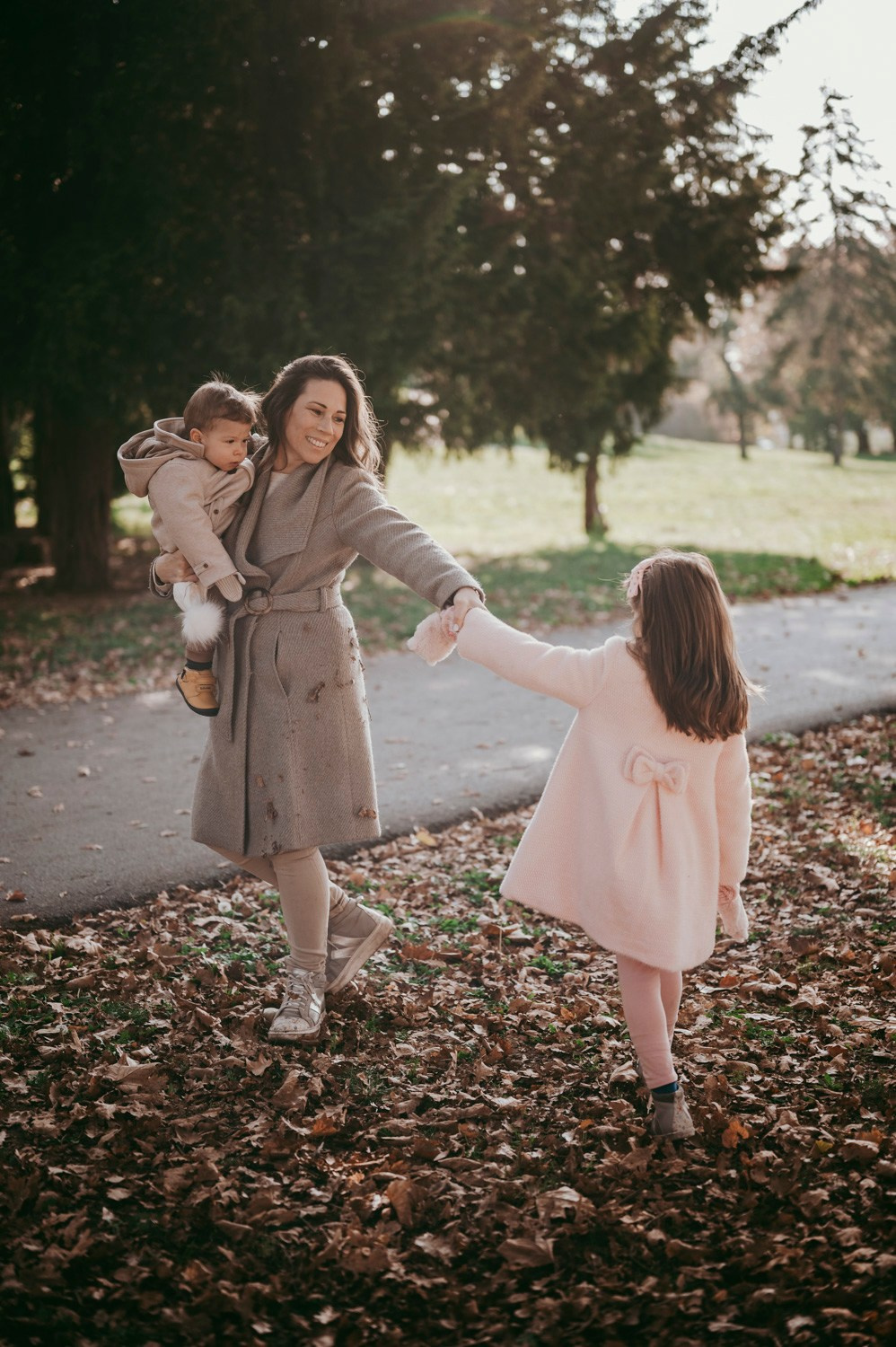 Iva, Ivan, Tara i Stefan — porodicno fotografisanje napolju. Deciji i porodicni fotograf u Beogradu Oksana Skendzic