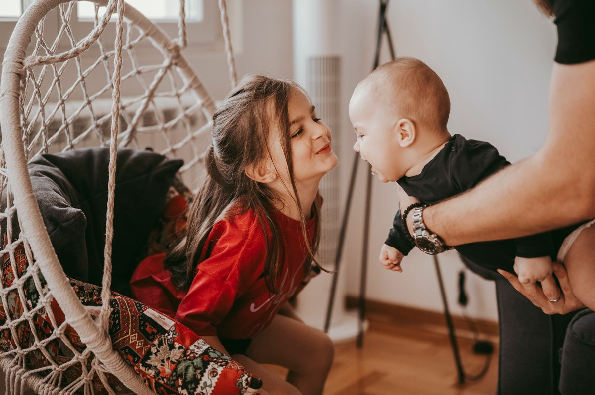 Dobro dosao, Jakove / porodicno fotografisanje kod kuce. Deciji i porodicni fotograf u Beogradu Oksana Skendzic